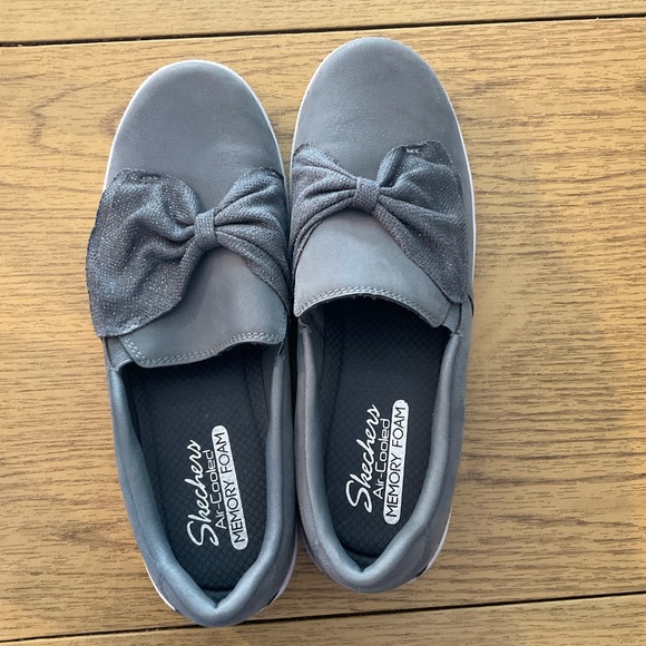 Skechers Madison Avenue Slip-ons - Picture 1 of 9